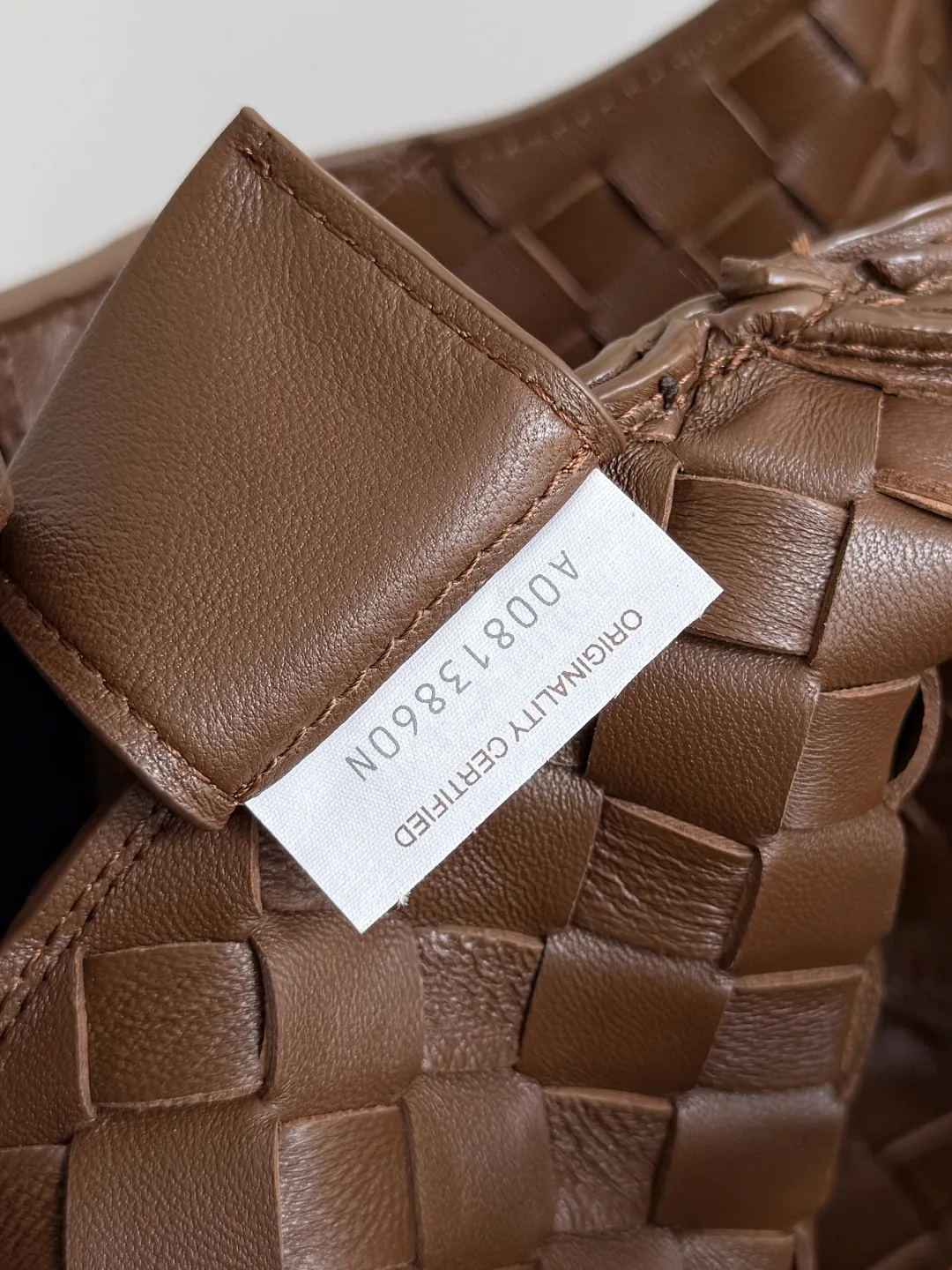 Batch 2760 new products are coming! BOTTEGA VENETA Bottega Veneta's 2025 new Campana shoulder bag is on the market~ First of all, I would like to praise the weight of this bag. As a not too small bag, it is very light for daily use. For people like me who need to carry a lot of belongings when going out, this advantage is great, and it greatly reduces the burden of traveling. 🛍️The shape is a bit like a combination of parachute and jodie. The blunt triangle shape is cute and honest. Carrying it on your back when going shopping is a good mood accelerator. The handles and body of the bag are both classic weaves. A tie is added to the original open design. If it is not tied up, the bag will look like a small vegetable basket when carried. Style number: 844250 Size: 39*24*18.5cm
